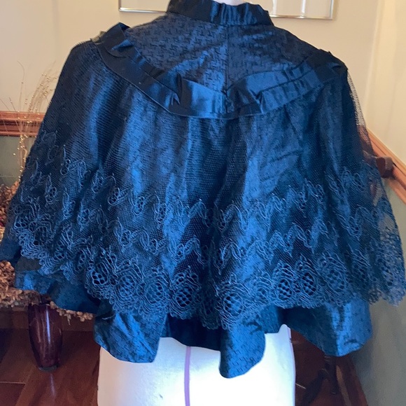 Antique ladies handmade cape in black lace. - Picture 7 of 9
